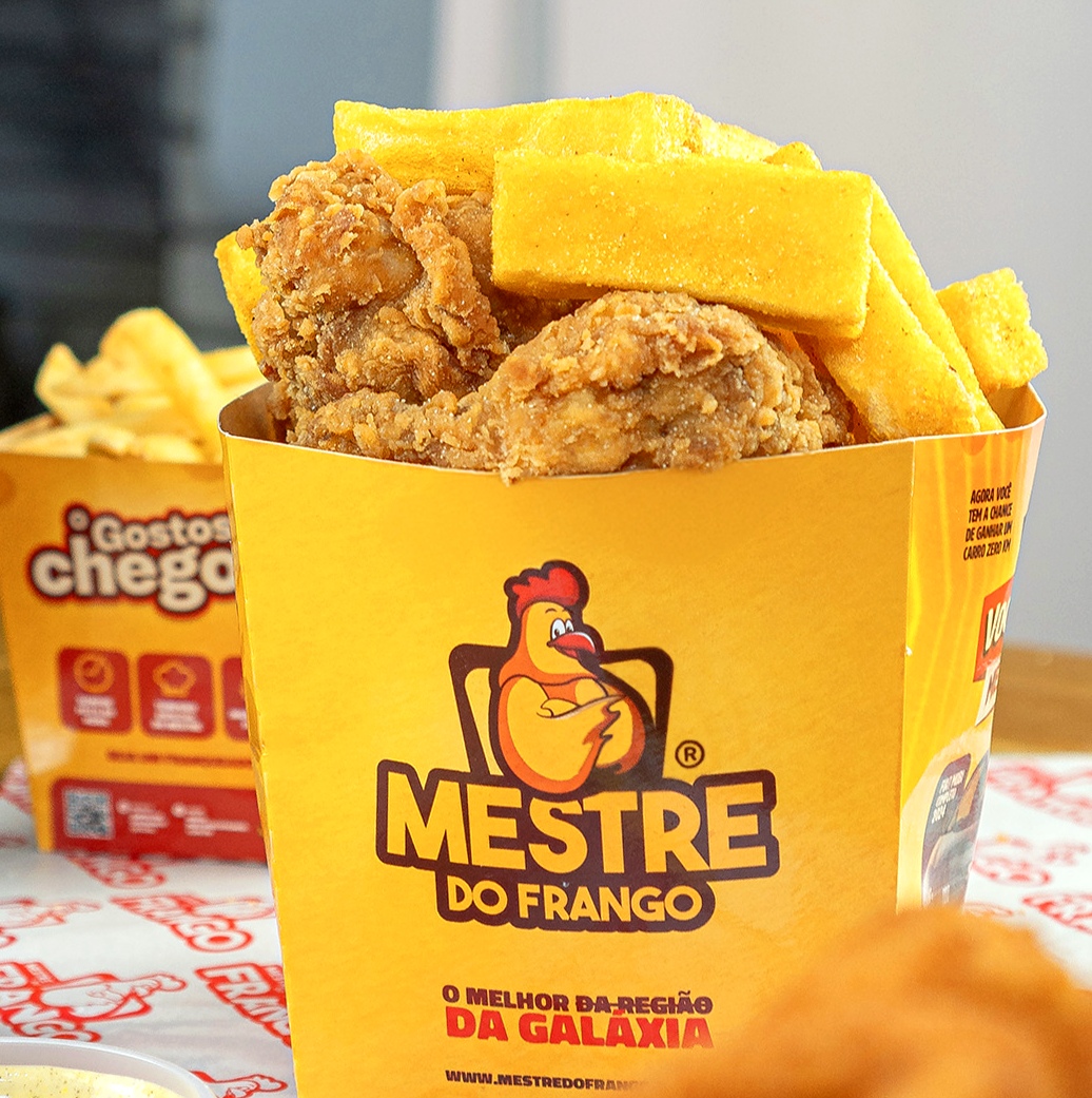 Embalagem do Mestre do Frango com frango frito crocante e polenta frita