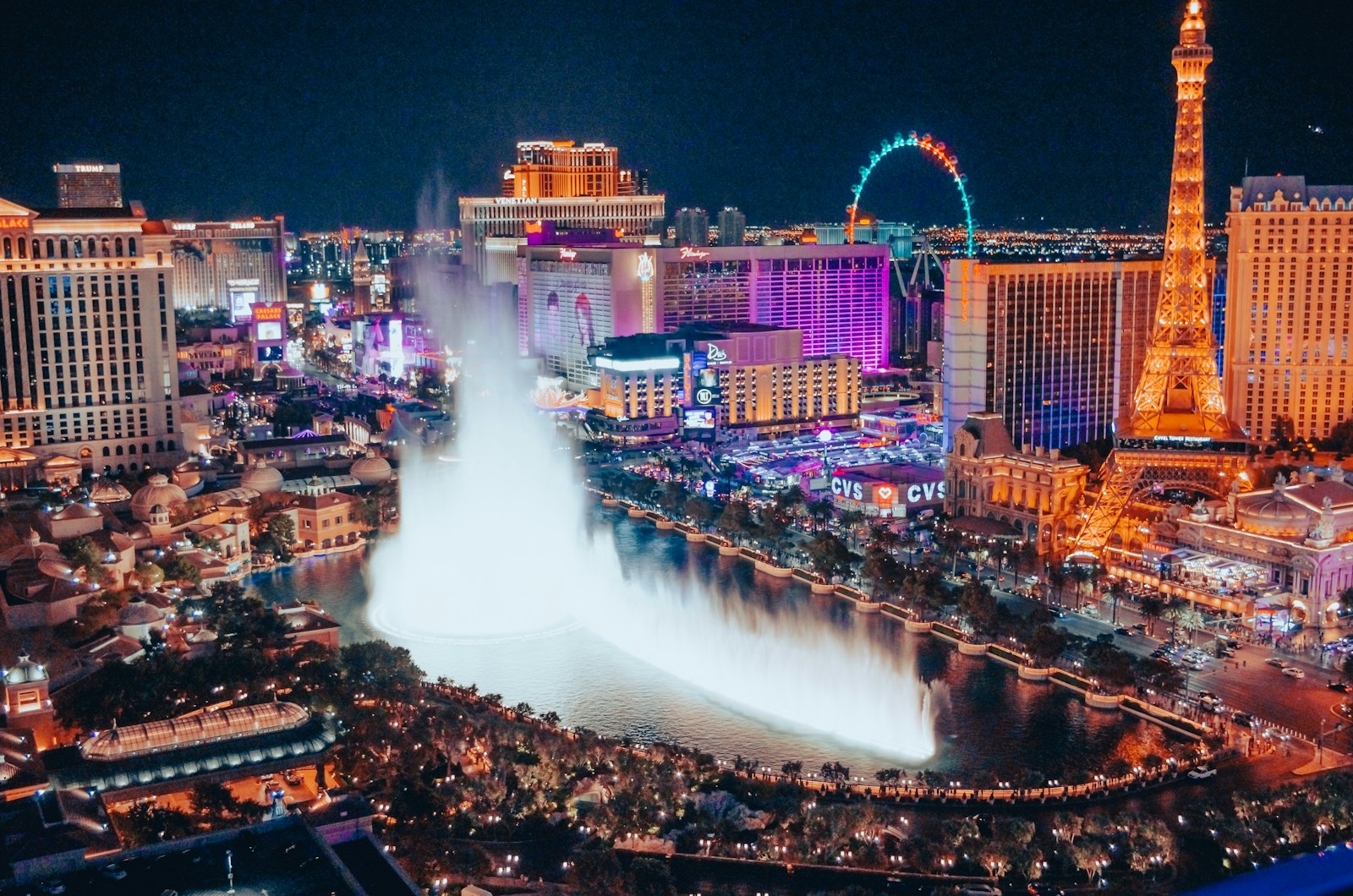 Fontes do Bellagio iluminadas à noite na Strip de Las Vegas