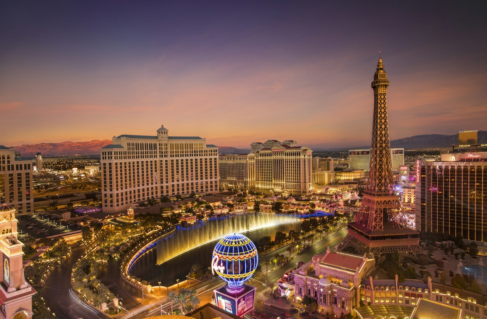 Skyline de Las Vegas ao pôr do sol com Bellagio e Torre Eiffel