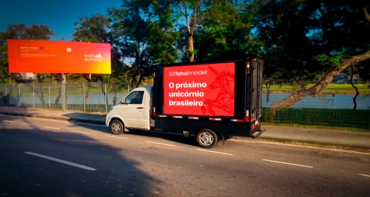 Caminhão com painel da Fatal Model em evento de tecnologia